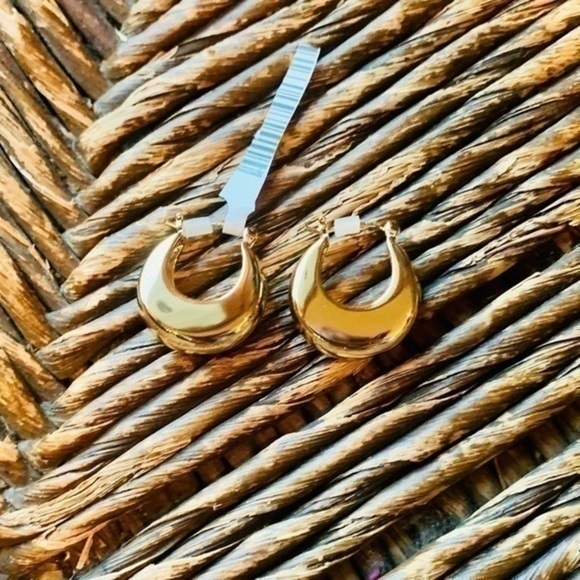 ✨💛 Gold Tone High Shine Small Chunky Hoops ✨✨✨ - Picture 2 of 5